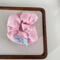 Scrunchie rosa maculato con fiocco azzurro in un vassoio di legno da esposizione - Decorazione con fiocco / Stile Stampa Leopardata Rosa (10#)