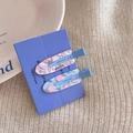 Détail de pinces à cheveux avec motifs pêche et marbre sur une carte de présentation - Motif Soda à la Pêche
