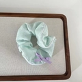 Scrunchie in tulle verde menta con fiocco lilla e dettagli di profili bianchi fini - Fiocco Viola / Stile Verde Menta (11#)