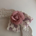 Pinza para el pelo con camelia rosa Morandi, encaje blanco y detalles de perlas - Pinza Lazo Flor Rosa