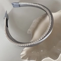 Detalle de diadema de terciopelo gris plateado con elegantes perlas blancas y etiqueta - Plateado