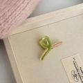Roze en groene hars haarklem met minimalistisch contrast op een opbergdoos - Groen Roze Patchwork Haarklauw