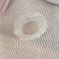 Gros plan sur une pince à cheveux en résine beige crème au design ovale évidé - Style Rond Blanc (11#)