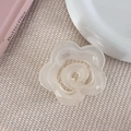 Vue macro d'une petite pince à cheveux fleur blanc crème au fini acrylique lisse - Style de Fleur Rose (8#)