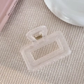 Détail d'une pince à cheveux rectangulaire crème givrée avec un ressort en métal doré robuste - Style Carré Rose (9#)