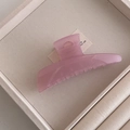 Dettaglio della molletta per capelli rosa opaca traslucida su vassoio elegante - Molletta a Martello Grande / Rosa trasparente