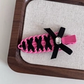 Dettaglio del fermaglio per capelli stile balletto con fiocco nero e cristallo quadrato - Clip Rosa Forte Con Fiocco Nero