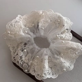 Dettaglio dell'elastico in pizzo crema con perle bianche e strati di rete delicata - Stile Mesh Bianco Crema con Perle
