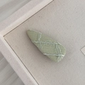 Primer plano de la pinza de tela verde claro con encaje y textura tejida - Estilo Triángulo Verde (9#)