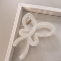 Dettaglio della clip a farfalla traslucida con curve eleganti a nastro - Design a Farfalla / Bianco Crema Trasparente (1#)
