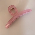 Vista dettagliata della grande molletta per capelli rosa traslucida con texture in resina - Clip a Croce Piatta Rosa