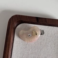 Dettaglio molletta per capelli in acetato rosa con orsetto dorato e strass lucidi - Stile Orso Marmorizzato Rosa Bianco Trasparente