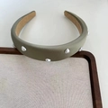 Cerchietto in tessuto twill rosa con perle a forma di cuore in finitura verde salvia - Cerchietto Verde Perla Cuore