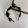 Elegante cerchietto in rete nera a pieghe con decorazioni floreali di perle bianche - Cerchietto Nero Fiocco Rete Perla