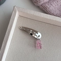 Detail van een gummibeer haarclip met zilveren metalen speld en roze harsbeertje hanger - 10# Transparant Roze Beer Hanger