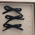 Dreiteiliges Set aus dunkelblauen Jeans-Schleifen-Haarspangen auf einem Schmucktablett - Dunkelblau