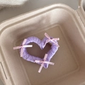 Dettaglio del fermaglio a cuore in raso viola con tre fiocchi rosa per acconciature - Pinza Cuore Viola Fiocco Rosa