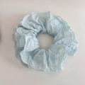 Detalle de coletero de encaje azul claro con bordado calado y bordes ondulados - Coletero Lazo Encaje Azul