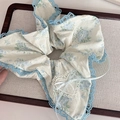 Chouchou floral bleu clair avec cœur en dentelle et nœud en ruban élégant - Bleu Clair Dentelle