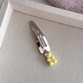 Détail d'une barrette argentée avec un pendentif d'ours en résine jaune sur fond en toile - 2# Ours Jaune Pendentif