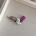 Détail d'une barrette argentée avec un pendentif d'ours en résine violette sur fond texturé - 1# Ours Magenta Pendentif