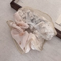 Detailopname van scrunchie met roze bloemenchiffon en beige kant op textuurachtergrond - Scrunchie / Grijsachtig Beige Splicing Kant