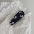 Dettaglio di un fermaglio in denim blu scuro con motivi a fiocco in perle bianche - Stile Goccia Denim Nero