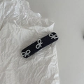 Dettaglio del fermaglio per capelli in denim con tre fiocchi di perle bianche - Stile Quadrato Denim Nero