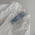 Dettaglio di un fermaglio per capelli in denim azzurro con fiocchi di perle bianche - Stile Quadrato Denim Blu Chiaro