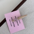 Barrette minimaliste beige caramel avec pierre violette sur fond de lin texturé - Pince Bec de Canard (4#) / Thé au Lait avec Pois Violets