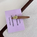 Vue détaillée d'une pince à cheveux minimaliste couleur caramel sur carte - Pince à bec de canard (2#) / Kaki avec Pois Verts