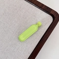 Vista macro de una pinza para el cabello verde translúcido con diseño de pico de pato sin costuras - 1# Clip de Pelo Verde