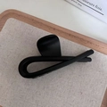 Nahaufnahme der matt-schwarzen Haarklammer aus Acryl mit minimalistischem Design - Mattes Schwarz