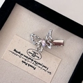 Elegante fermaglio per capelli a farfalla argento con strass e pietra rosa su fondo rustico - Becco d'Anatra Farfalla in Cristallo Rosa