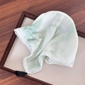 Detalle de pañuelo triangular de satén verde menta con encaje blanco y borla negra - 3# Cian Estilo Chino Pañuelo Diadema