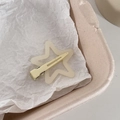 Vista detallada de una pinza para el cabello en forma de estrella crema con clip metálico - Blanco lechoso