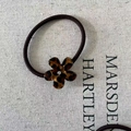 Élastique à cheveux avec pendentif fleur léopard et cordon marron foncé élastique - Fleur Léopard Foncé