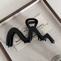 Grande molletta per capelli nera lucida dal design ondulato su vassoio elegante - Molla a Onda / Nero opaco