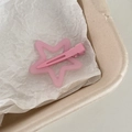 Barrette étoile rose mate style Y2K sur papier texturé blanc pour filles mignonnes - Rose rouge