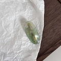 Détail d'une barrette en acétate vert marbré avec lettrage France Handmade et clip doré - Pince à Cheveux Ovale Texture Marbre Vert