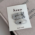Détail de pince à cheveux ondulée pailletée et clip BB argenté sur carte artisanale - Lot Argent Pince Vague Nœud