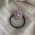 Detail eines Blumen-Haargummis aus Acetat mit blauen Marmorblättern und weißer Perle - Blau & Rosa (4#)