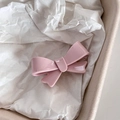 Primer plano de un pasador de pelo con lazo rosa mate en caja de regalo de papel - Estilo de Lazo Grueso / Rosa