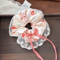 Détail de chouchou en dentelle à motif fraise avec ruban à carreaux rouges sur bois - Jaune Laiteux (Dentelle & Nœud Rouge)