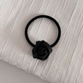 Vue détaillée d'une rose en cuir noir faite à la main sur un élastique à cheveux - Style Rose Noire (2# Élastique Rose Noir)