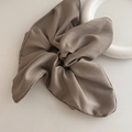 Elastico per capelli oversize in raso color moka su un piatto di ceramica bianca - Scrunchie in Satin / Caffè (3#咖啡风筝发圈)