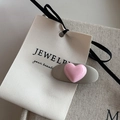 Dettaglio molletta per capelli a cuore rosa su base grigia con fiocco e confezione - Stile Cuore Rosa