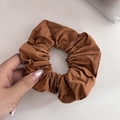 Detalle de un coletero marrón que muestra la textura del algodón y el diseño rizado - café