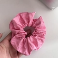 Primer plano de coletero de algodón rosa con textura plisada suave y acabado brillante - Rosa