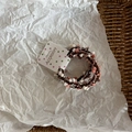 Detail van gebreide haarelastiekjes met gekleurde pompoms op witte accessoirekaart - 1# Bruin Oranje Set